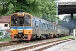 THN 1109 als erstes Fahrzeug des ORD 281 (Hua Lamphong - Kabin Buri) fährt am 03.Juni 2025 durch die Urupong Station.