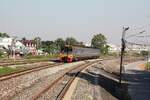 COM 304 (Lop Buri - Hua Lamphong) mit dem THN 1139 als erstes Fahrzeug fährt am 02.Dezember 2025 in die Ayutthaya Station ein.