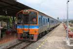 LOC 407 (Nakhon Sawan - Chiang Mai) mit dem THN 1111 als letztes Fahrzeug wartet am 25.Februar 2026 in der Ban Pin Station auf die Kreuzung mit dem Sp.EXP 8.