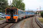 LOC 408 (Chiang Mai - Nakhon Sawan) mit dem THN 1134 als letztes Fahrzeug fährt am 25.Februar 2026 aus der Den Chai Station.