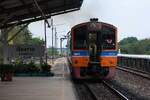 Im ersten Tageslicht f�hrt der COM 339 (Hua Lamphong - Kaeng Khoi) mit dem THN 1131 als letztes Fahrzeug am 20.April 2026 aus der Chiang Rak Station.