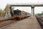 COM 318 (Lop Buri - Hua Lamphong) mit dem THN 1117 als erstes Fahrzeug f�hrt am 20.April 2026 aus der Chiang Rak Station.