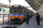 THN 1137 als erstes Fahrzeug des EXP 71 von Bangkok nach Si Sa Ket am 17.Mai 2012 im Bf. Nakhon Ratchasima.