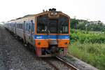 NKF 1243 verlässt am 15.Mai 2018 die Tha Khae Station in Richtung Bangkok.