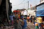 NKF 1216 als erstes Fahrzeug des ORD 4384 nach Ban Laem fährt am 20.November 2019 durch den bei der Mae Klong Station gelegenen Markt.