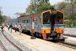 LOC 407 (Nakhon Sawan - Chiang Mai) mit dem NKF 1223 als letztes Fahrzeug am 23.März 2023 in der Khun Tan Station.