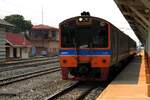 NKF 1242 als erstes Fahrzeug des LOC 408 (Chiang Mai - Nakhon Sawan) am 25.März 2023 in der Den Chai Station.