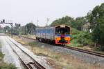 NKF 1247 und NKF 1263 nach erfolgter Ausbesserung auf Probefahrt am 26.März 2024 zwischen den Stations Ban Pho und Ayutthaya beim Strecken-Km. 69,45 der Northern Line.