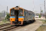 LOC 407 (Nakhon Sawan - Chiang Mai) mit dem NKF 1254 als letztes Fahrzeug fährt am 23.März 2025 in die Den Chai Station ein.