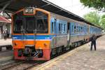 NKF 1220 als erstes Fahrzeug des LOC 407 (Nakhon Sawan - Chiang Mai) am 31.Mai 2025 in der Nakhon Lampang Station.