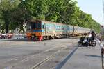 COM 318 (Lop Buri - Hua Lamphong) mit dem NKF 1247 als erstes Fahrzeug am 02.März 2026 auf der EK mit der Thanon Si Ayutthaya.