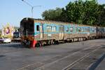 NKF 1247 als erstes Fahrzeug des COM 318 (Lop Buri - Hua Lamphong) am 02.März 2026 auf der EK mit der Thanon Si Ayutthaya.