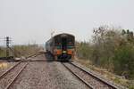 EXP 75 (Krung Thep Aphiwat - Nong Khai) mit dem NKF 1250 als letztes Fahrzeug f�hrt am 18.April 2026 aus der Khok Salung Station.