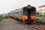 COM 318 (Lop Buri - Hua Lamphong) mit dem NKF 1238 als letztes Fahrzeug f�hrt am 20.April 2026 aus der Chiang Rak Station.
