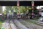 F�r den sonnt�gliche Markt entlang der Bahntrasse nach der Khlong Tan Station ist der ORD 281 (Hua Lamphong - Kabin Buri) mit dem NKF 1247 als letztes Fahrzeug nur eine kurze Unterbrechung. - Bild vom 31.Mai 2026.