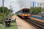 Sp.COM 1116 (Nakhon Pathom - Thon Buri) mit dem NKF 1256 als letztes Fahrzeug f�hrt am 02.Juni 2026 aus der Sala Ya Station. - Man beachte das gem�tliche Bahnsteigambiente.