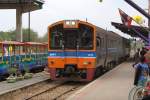 Der nur an Sa., So. und Feiertagen verkehrende Excursions Train 909 von Bangkok nach Nam Tok Sai Yok Noi mit dem NKF 1252 als erstes Fahrzeug am 11.Mrz 2012 im Bf. Kanchanaburi.