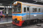 NKF 1228 am 08.Juni 2012 mit dem ORD 385 nach Chachoengsao im Bf. Hua Lamphong. Im Hintergrund am selben Bahnsteig der NKF 1239.

