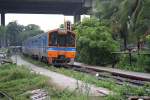 Der einzige Personenzug, der in der Hst. Uruphong an dem Bahnsteig an der Verbindungsschleife zwischen Northern- und Eastern-Line hlt, ist der nur Montag bis Freitag, wenn Werktag, verkehrende ORD 376 von Rangsit nach Hua Takhe. Das Bild zeigt den NKF 1233 (1A'2', dh, Fuji Heavy Industries, Bauj.1985) am 31.Mai 2013 als ORD 376 am besagtem Bahnsteig.