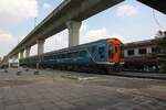 Class 158 Express Sprinter 2501 als erstes Fahrzeug des Leerpersonenzug welcher den in Chachoengsao untauglich gewordenen Exp. 997 (Hua Lamphong - Chuk Samet) abl�st f�hrt am 31.Mai 2026 durch die Khlong Tan Station.