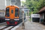 Class 158 Express Sprinter 2503 als letztes Fahrzeug des Leerpersonenzug welcher den in Chachoengsao untauglich gewordenen Exp. 997 (Hua Lamphong - Chuk Samet) abl�st f�hrt am 31.Mai 2026 durch die Khlong Tan Station.