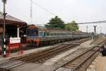 SpExp 7 (Krung Thep Aphiwat - Chiang Mai) mit dem APD.20 2521 als letztes Fahrzeug am 25.März 2025 in der Ayutthaya Station.