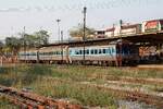Sp.Exp. 44 nach Krung Thep Aphiwat mit dem APD.20 2513 als erstes und dem APD.60 2538 letztes Fahrzeug wartet am 19.M�rz 2026 in der Surat Thani Station auf die Abfahrt.
