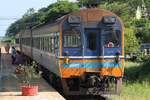 Sp.Exp. 43 (Krung Thep Aphiwat - Surat Thani) mit dem APD.20 2523 als letztes Fahrzeug wartet am 16.April 2026 in der Lamae Station die Kreuzung mit dem LOC 446 ab.