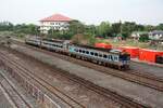 Sp.Exp. 21 (Krung Thep Aphiwat - Ubon Ratchathani) mit dem APD.20 2512 als erstes Fahrzeug f�hrt am Morgen des 20.April 2026 durch die Chiang Rak Station. - Im Hintergrund die ersten Baucontainer f�r den Bau der Trasse der SRTET HSR.