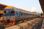 SP EXP 9 von Bangkok nach Chiang Mai mit dem APD.20 2520 an der Spitze am 04.November 2012 mit 70 Minuten Verspätung beim planmäßigem Halt in der Den Chai Station.