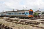 APD.20 2518 als erstes Fahrzeug des SP EXP DRC 40 nach Bangkok am 17.Mai 2013 aus der Surat Thani Station fahrend.