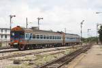 Der ausfahrende SP EXP DRC 40 nach Bangkok mit dem APD.20 2518 als erstes Fahrzeug und dem APD.20 2514 am Schluss am 17.Mai 2013 in der Surat Thani Station.