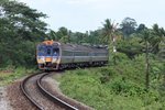 SP EXP DRC 43 (Bangkok - Surat Thani) mit dem APD.20 2520 als erstes und dem APD.60 2543 als letztes Fahrzeug am 20.Mai 2016 beim Einfahrsignal der Surat Thani Station.