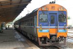 APD.20 2523 am 23.Mai 2016 während der Wendepause von SP EXP DRC 39 auf SP EXP DRC 40 in der Surat Thani Station.