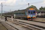 SP EXP 12 von Chiang Mai nach Bangkok mit dem APN.20 2516 an der Spitze am 04.November 2012 mit 56 Minuten Versptung beim planmigem Halt im Bf. Sila At.