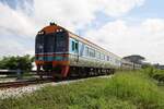 APD.60 2527 als erstes Fahrzeug des SpExp 40 (Surat Thani - Krung Thep Aphiwat) am 07.Dezember 2023 vor der Chulachomklao Bridge über den Tapi River in Surat Thani.