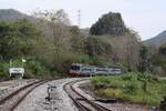 SpExp 7 (Krung Thep Aphiwat - Chiang Mai) mit dem APD.60 2532 als erstes Fahrzeug am 25.Februar 2026 in der Kaeng Luang Station.