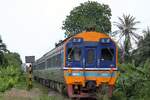 Sp.Exp. 43 (Krung Thep Aphiwat - Surat Thani) mit dem APD.60 2539 als letztes Fahrzeug am 17.März 2026 beim Strecken-Km 633 der Southern Line.