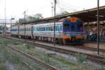 Sp.Exp. 44 (Surat Thani - Krung Thep Aphiwat) mit dem APD.60 2535 als letztes Fahrzeug am 17.M�rz 2026 in der Surat Thani Station.
