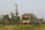 Sp.Exp. 39 (Krung Thep Aphiwat  - Surat Thani) mit dem APD.60 2526 als erstes Fahrzeug am 18.M�rz 2026 beim, im Strecken-Km 630 befindlichen, Einfahrsignal der Ban Thung Pho Junction.