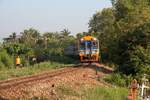 Sp.Exp. 39 (Krung Thep Aphiwat  - Surat Thani) mit dem APD.60 2527 als erstes Fahrzeug am 19.M�rz 2026 kurz vor der EK mit der Raatbamrung Road 9 in Phun Phin.