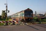 APD.60 2533 als letztes Fahrzeug des Sp.Exp. 39 (Krung Thep Aphiwat  - Surat Thani) hat am Morgen des 19.M�rz 2026 die EK mit der Raatbamrung Road 9 in Phun Phin passiert und wird nach 200 Meter die Surat Thani Station erreichen.