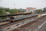 Sp.Exp. 21 (Krung Thep Aphiwat - Ubon Ratchathani) mit dem APD.60 2533 als Letztes Fahrzeug f�hrt am Morgen des 20.April 2026 durch die Chiang Rak Station.