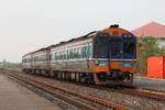 Sp.Exp. 7 (Krung Thep Aphiwat - Chiang Mai) mit dem APD.60 2532 als erstes Fahrzeug f�hrt am 20.April 2026 durch die Chiang Rak Station.