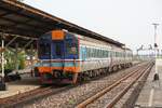 Sp.Exp. 7 (Krung Thep Aphiwat - Chiang Mai) mit dem APD.60 2541 als letztes Fahrzeug f�hrt am 20.April 2026 durch die Chiang Rak Station.
