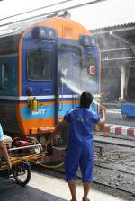 Wie in der Hua Lamphong Station üblich, wird auch der APD.60 2542 erst kurz vor der Abfahrt am Bahnsteig einer Aussenreinigung unterzogen. - Bild vom 24.Juli 2012.