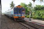 APD.60 2540 als erstes Fahrzeug des SP EXP DRC 43 (Bangkok - Surat Thani) am 17.Mai 2013 bei der Fahrt durch die Khao Suan Thurien Station.