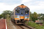 Mit leicht lädierter Stirnwand fährt der APD.60 2543 als letztes Fahrzeug des SP EXP DRC 43 (Bangkok - Surat Thani) am 20.Mai 2016 kurz nach der Chulachomklao Bridge über den Tapi River