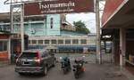 Von den JR West erhielten die SRT 9 KIHA 40 und 11 KIHA 48 welche per Schiff am 02.Juni 2024 in Thailand ankamen. - Die Fahrzeuge werden im Makkasan Workshop an die SRT Bedingungen angepasst und sollen als  Bangkok Commuter Train  eingesetzt werden. - Zusätzlich zur neuen SRT-Fahrzeugnummer behalten die Fahrzeuge ihre alte JR West-Fahrzeugnummer. - Im Bild vom 05.Dezember 2025 der Eingang zum Makkasan Workshop mit dem SRT APD. 801 (ex JR West 48-515) im Hintergrund.