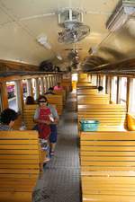 Innenansicht des บชส. 328 (บชส. =BTC./Bogie Third Class Carriage), aufgenommen am 25.März 2017 im Bf. Hua Lamphong.